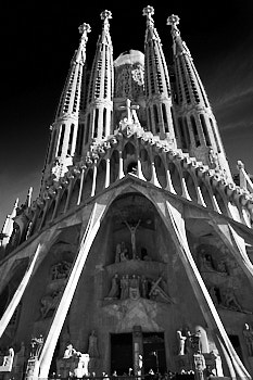 Sagrada Familia<br>LEICA Q3, 28 mm, 320 ISO,  1/1000 sec,  f : 5.6 