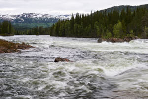 riviere en crue vers le cercle polaire<br>NIKON Df, 52 mm, 100 ISO,  1/15 sec,  f : 20 